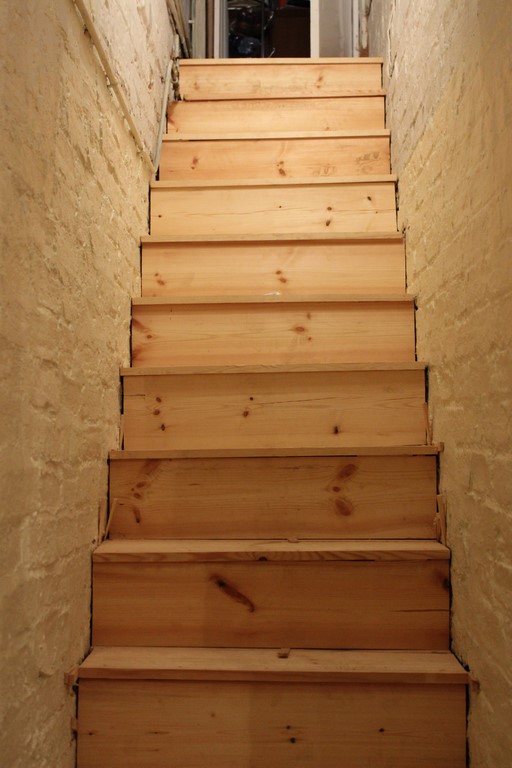 Drewniana zabudowa betonowych schodów
